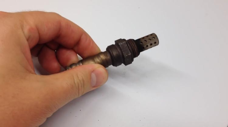 Causes of a Rough Idle - Faulty Oxygen Sensor