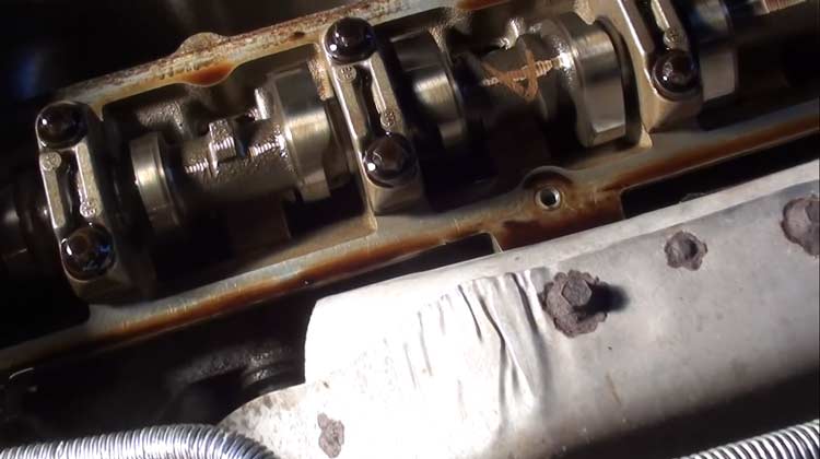 Symptoms of a Failing Valve Cover